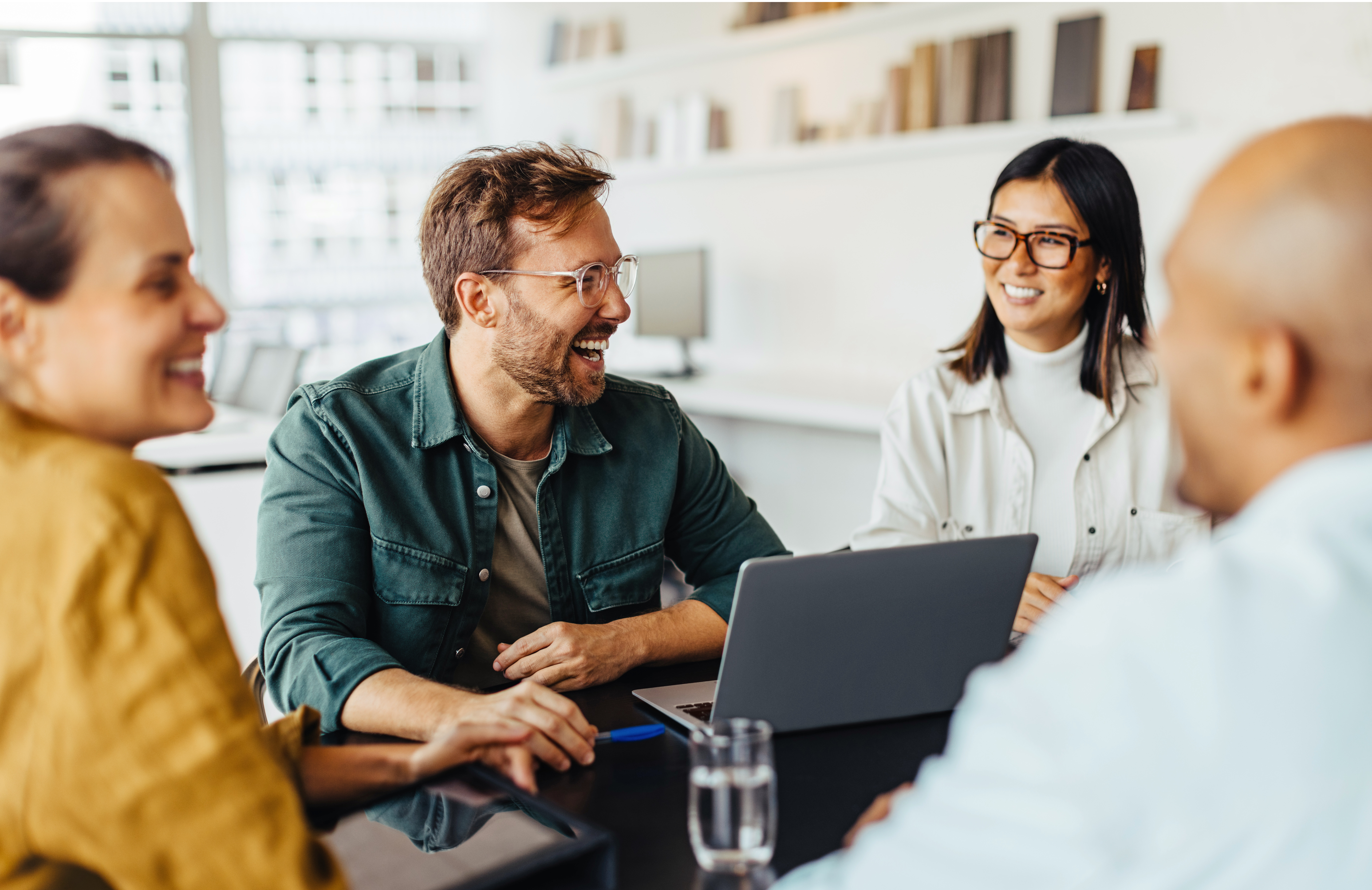 Mensen werken samen aan laptop