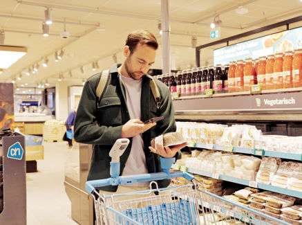 Webinar Kennismaken met de QR Code powered by GS1 - GS1 Graded Consumenten Man Scant Vegetarische Verpakking HIGHRES (1)