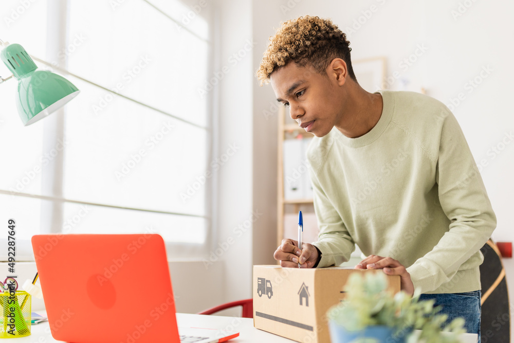 Verkopen via Amazon.nl - Adobestock 492287649 Preview