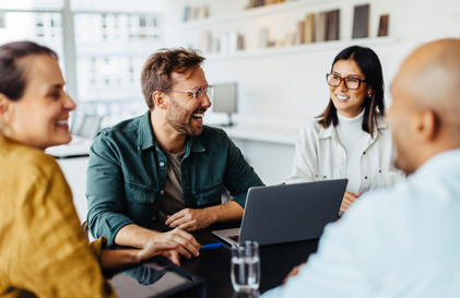 Mensen werken samen aan laptop