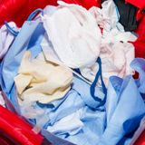 Nieuwsbrief gezondheidszorg 10 oktober 2023 - Rode Afvalbak Met Wegwerp Kledij En Mondkapjes (1)