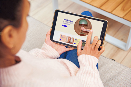 GS1 Graded Marketplaces Vrouw Op Tablet Bekijkt Lampen PRESENTATIE