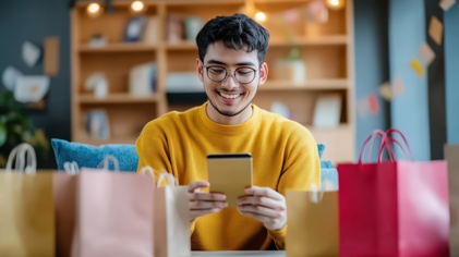 Man met tablet in winkel