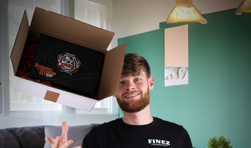 QR-code van GS1 oplossing voor baardgroeilijn - Foto Met Doos In De Lucht