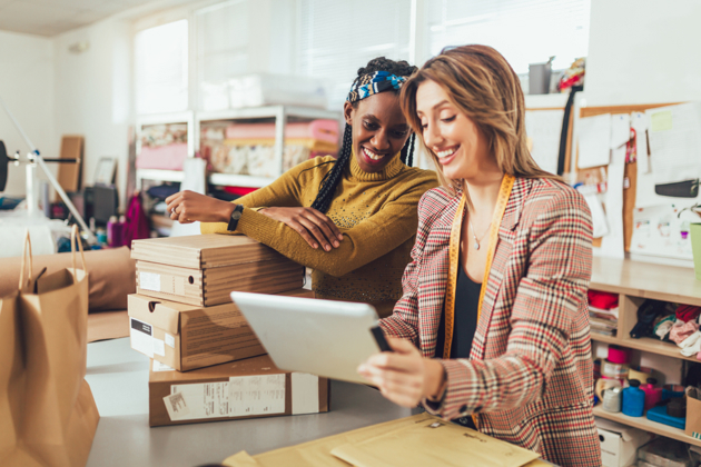 Twee vrouwen werken samen aan verpakkingsdata