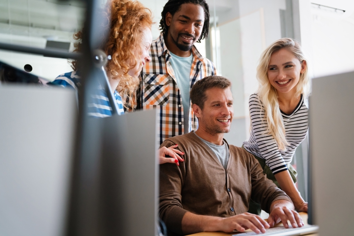 Pakketten & aanmelden - Shutterstock 2528515093