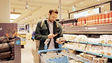 Samen meer mogelijk maken met productdata - GS1 Graded Consumenten Man Scant Vegetarische Verpakking HIGHRES